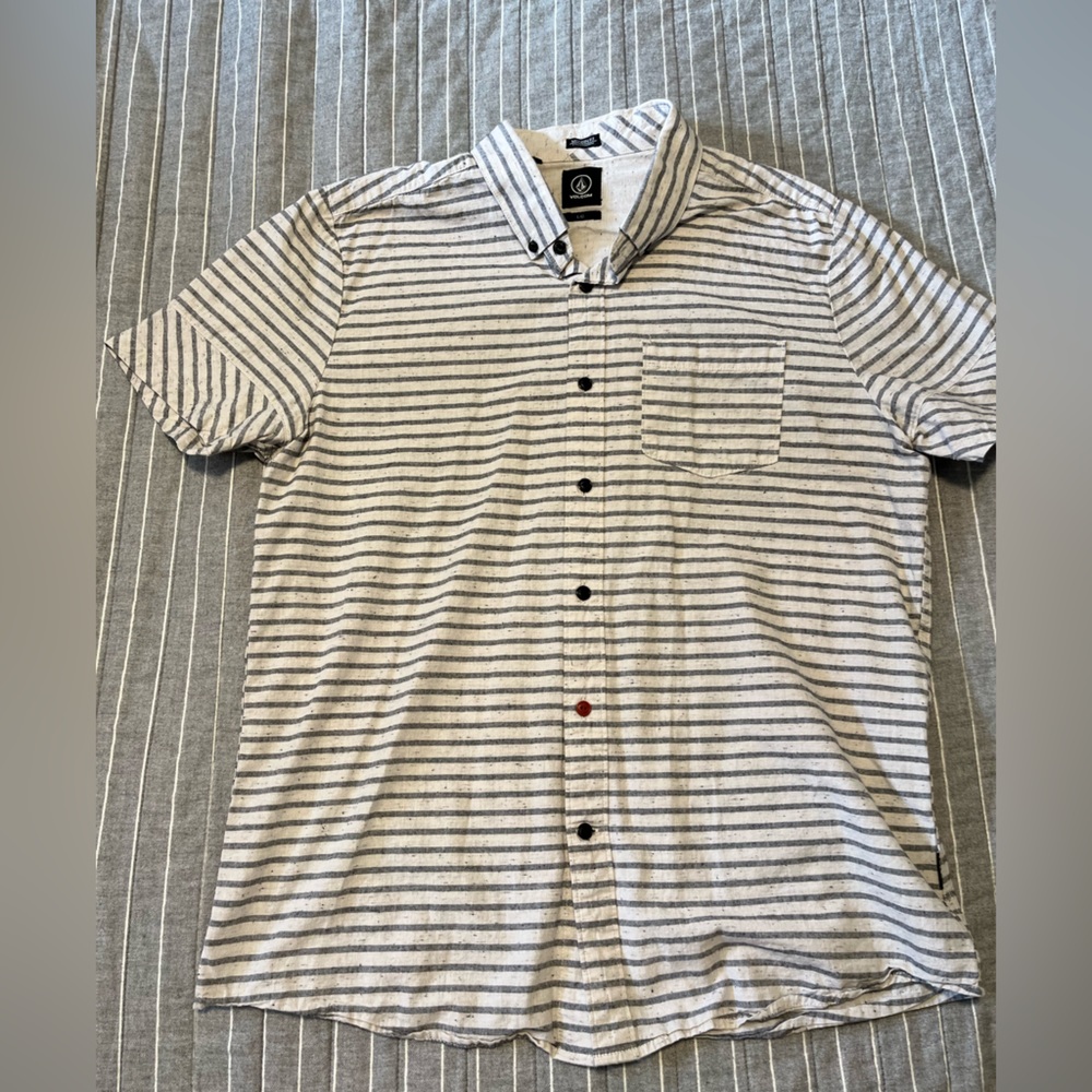 Men’s Volcom button up size large